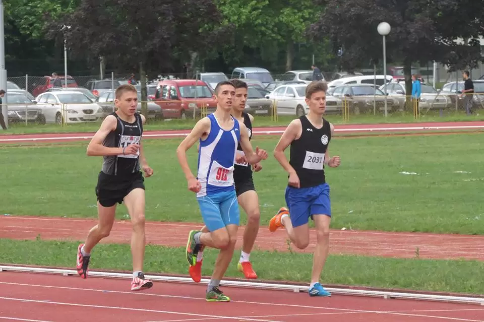Ivan Dračar (plavi dres) u nastupu na 5000m