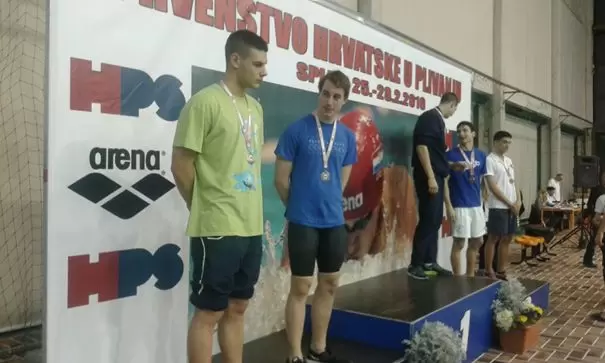 Šimun Golčić (drugi slijeva) prima medalju u disciplini 50m slobodno