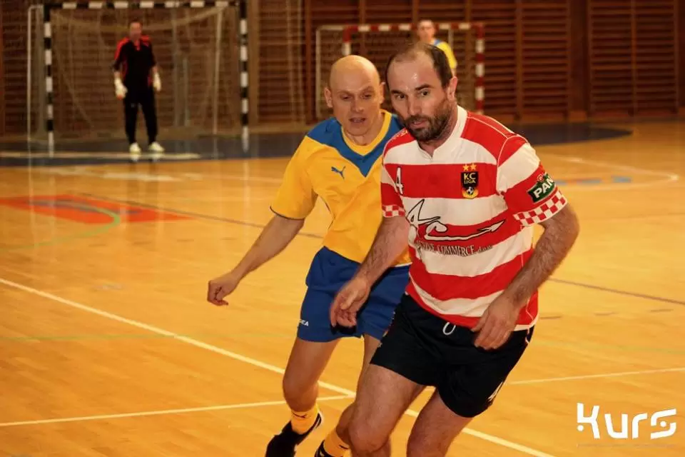 U 11. kolu KC lige derbi su odigrali Active Commerce i Udruga za mali nogomet Koprivnica. Dvojbe oko pobjednika nije bilo, Active je slavio sa čak 7:1 i s nova tri boda napravio veliki korak prema naslovu prvaka. Dva boda za Activeom zaostaje drugoplasirani CB Golf koji je visoko porazio CB 048/UŠRPS, a u borbi za visok plasman su i UMN Koprivnica, Bimbo i ePodravina.hr/Kosinus. Bimbo se mučio protiv KKC Pixela, dok je ePodravina odgodila utakmicu s Romantičarima za sljedeću subotu. Petgrad/OPG Radiček je visokom pobjedom protiv Skladgradnje podsjetio na šampionske dane, Sedma sila je preokrenula protiv Grada Koprivnice, a Inducta ++ je u završnici prokockala pobjedu protiv CB-a Cezar. U ženskoj konkurenciji odigrane su dvije utakmice. Drnje nije uspjelo svladati Koprivnicu, dok je Repaš minimalno svladao ekipu Li-la i stigao na korak do osvajanja naslova. Do kraja sedme sezone ostala su još dva kola u muškoj i jedno u ženskoj konkurenciji, a ove subote odigrat će se i dvije zaostale utakmice iz prošloga kola. Već u subotu doznat ćemo pobjednike u ženskoj, a možda i u muškoj konkurenciji. REZULTATI I STRIJELCI 11. KOLA KC LIGE: UMN Koprivnica - Active Commerce 1:7 (Milivojević / Mesić 2, Žardin 2, Dotov 2, Dodik) Skladgradnja - Petgrad/OPG Radiček 1:10 (Perošić / Šimunić 6, D. Radiček, Medenjak, Pavlek, Celiščak) CB 048/UŠRPS - CB Golf 3:8 (Rumek, Pavlek, V. Harmadi / Borštnar 3, I. Kovaček 2, L. Harmadi, Kukolja, Knapić) CB Cezar - Inducta ++ 4:4 (Međimorec 3, Ramljak / Gašparić 2, Horvat, Virovec) Bimbo - KKC Pixel 3:2 (Kuhar 2, Škvorc / F. Baruškin, N. Farkaš) Grad Koprivnica - Sedma sila 1:3 (Toth / Kapetanić 2, Wolf) REDOSLIJED 1. Active Commerce 11 9 1 1 44:10 28 2. CB Golf 11 8 2 1 40:14 26 3. UMN Koprivnica 11 8 0 3 41:27 24 4. Bimbo 11 8 0 3 31:22 24 5. ePodravina.hr/Kosinus 10 6 3 1 28:19 21 6. CB Cezar 11 5 2 4 48:52 17 7. CB 048/UŠRPS 11 5 1 5 44:30 16 8. NK Romantičari 10 5 0 5 34:30 15 9. Petgrad/OPG Radiček 11 4 1 6 29:21 13 10. Sedma sila 11 3 3 5 19:27 12 11. Inducta ++ 11 3 2 6 25:34 11 12. Grad Koprivnica 11 2 1 8 19:22 7 13. KKC Pixel 11 2 0 9 20:50 6 14. Skladgradnja 11 0 0 11 14:72 0 STRIJELCI 13 - Kokša (UMN Koprivnica), I. Šimunić (Petgrad/OPG Radiček). 12 - Andrašić (ePodravina.hr/Kosinus), Ogrizović (Active Commerce), V. Harmadi (CB 048/UŠRPS), Borštnar (CB Golf). 10 - Ramljak (CB Cezar), Gašparić (Inducta ++). 9 - Omrčen-Čeko (CB Cezar), Milivojević (UMN Koprivnica). 8 - Begić, Fusić (NK Romantičari), Osman (CB 048/UŠRPS), Dodik (Active Commerce). 7 - Čurić (NK Romantičari), Dlaka (UMN Koprivnica), Kukolja (CB Golf), Žardin (Active Commerce), Međimorec (CB Cezar). 6 - Sertić (CB Cezar), Petrović (Active Commerce), L. Harmadi, I. Kovaček (CB Golf). 5 - Matošić, Škvorc (Bimbo), Beg (Grad Koprivnica), Jagić (CB Cezar), Kapetanić (Sedma sila), Medenjak, Celiščak (Petgrad/OPG Radiček), Perošić (Skladgradnja), Mesić (Active Commerce). 4 - Mat. Trnski, Zagrajski (Sedma sila), Ivandija, Beši, Kuhar (Bimbo), Smolak, Fulir (ePodravina.hr/Kosinus), Bešenić, Pavlek (CB 048/UŠRPS), Jurenec (UMN Koprivnica), Plemeniti, F. Baruškin (KKC Pixel), Jazvec (NK Romantičari). 3 - Samardžić, Vuljak, Borščak (CB 048/UŠRPS), Prka, Ljubić, Punčec, Toth (Grad Koprivnica), Napan, Sović (CB Cezar), Hontić (UMN Koprivnica), Kušević (KKC Pixel), Juriša (ePodravina.hr/Kosinus), Blažeković (CB Golf), Zrinski (NK Romantičari), Obradović (Bimbo),Virovec (Inducta ++). 2 - Rukavina, Hrenić, Marić (Inducta ++), Korošec (Bimbo), Cikač, Kušenić (CB Golf), Lenardić (NK Romantičari), Đurnić, Husnjak, Rumek (CB 048/UŠRPS), Godek (ePodravina.hr/Kosinus), Kišiček (CB Cezar), Bosman, Bači (Skladgradnja), Lukač, Dotov (Active Commerce), Cimbrišak, Pavlek (Petgrad/OPG Radiček), Cvetković (UMN Koprivnica), Pišpek, N. Farkaš (KKC Pixel), S. Šimunić (Sedma sila). 1 - Suvalj, Petrić, Sinković, Peričić, Horvat (Inducta ++), Mesarić, Drvenkar (Grad Koprivnica), Mužina (CB 048/UŠRPS), Lončarić (Active Commerce), Blažek, G. Ogrizović, Kopričanec (Bimbo), Drvosek-Kihas (CB Cezar), M. Blažeković, D. Radiček (Petgrad/OPG Radiček), Pintar, Kovaček, Mar. Mežnarić (ePodravina.hr/Kosinus), Budaj (NK Romantičari), Ledinko, Marković, Mar. Trnski, Wolf (Sedma sila), I. Farkaš, R. Baruškin (KKC Pixel), Petričević (UMN Koprivnica), Široki, Galović, Medved, Žužul (Skladgradnja), Knapić (CB Golf). Autogol - Bešenić (CB 048/UŠRPS), Medved, Bači, Galović (Skladgradnja), Kovač, Žardin (Active Commerce), Berta (UMN Koprivnica), Budaj (NK Romantičari), Drvosek-Kihas (CB Cezar), Marić (Inducta ++), Pavlek (Petgrad/OPG Radiček). ŽENE ŽNK Koprivnica - ŽNE Drnje 0:0 Li-La - ŽNK Repaš 0:1 (Šadek) REDOSLIJED - ŽENE 1. ŽNK Repaš 9 5 3 1 8:5 18 2. ŽNE Drnje 9 4 3 2 11:4 15 3. Iskre 8 4 2 2 11:8 14 4. ŽNK Koprivnica 9 3 2 4 5:6 11 5. Li-La 9 2 1 6 6:9 7 6. Kapljice 8 2 1 5 4:13 7 STRIJELCI - ŽENE 6 - I. Kirilenko (Iskre). 4 - Varović (ŽNE Drnje), Šadek (ŽNK Repaš), 3 - Geršić (Li-La), Tomašek (Iskre). 2 - Stančić, H. Margetić (ŽNE Drnje), Sraček (ŽNK Koprivnica), Balatinec (Kapljice), Varga (Repaš). 1 - Ivona Tudić, V. Tudić (Iskre), Rukavina, Pavić, Jurković (ŽNK Koprivnica), Šimek, Korolija, Vadla (Li-La), Amon, Kraljić (ŽNE Drnje), Švegović, Grčić (ŽNK Repaš), R. Kirilenko, Šipek (Kapljice). Autogol - Uremović (Iskre). PAROVI 12. KOLA KC LIGE (subota, 12. ožujka 2016.) 15.40 ePodravina.hr/Kosinus - NK Romantičari (11. kolo) 16.20 Petgrad/OPG Radiček - Grad Koprivnica 17.00 NK Romantičari - Skladgradnja 17.40 ŽNE Drnje - Li-La (žene) 18.10 Inducta ++ - ePodravina.hr/Kosinus 18.50 ŽNK Repaš - Iskre (žene) 19.20 KKC Pixel - Sedma sila 20.00 Kapljice - ŽNK Koprivnica (žene) 20.30 Active Commerce - CB Cezar 21.10 Iskre - Kapljice (žene, 8. kolo) 21.40 CB Golf - Udruga za mali nogomet Koprivnica 22.20 Bimbo - CB 048/UŠRPS