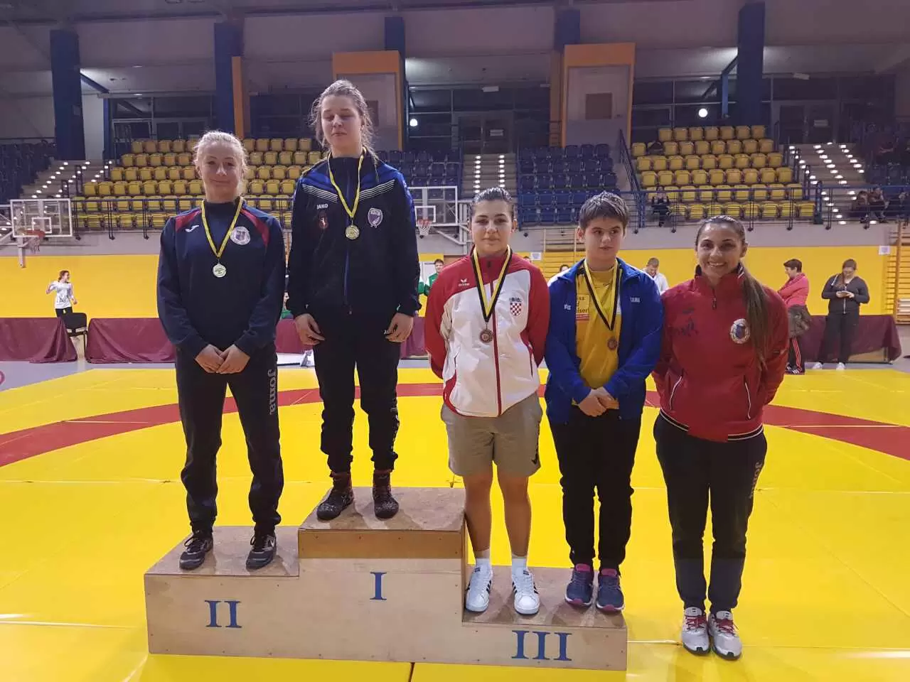 U sastavu kadetske reprezentacije Hrvatske, ali pod vodstvom trenera Miroslava Mihalca, protekloga vikenda hrvačica Podravke bila je u Mađarskoj, Budimpešti gdje je nastupila na otvorenom prvenstvu Mađarske. U doista žestokoj konkurenciji od 260 hrvačica, Valentina je odlično odaradila svoj nastup u kategoriji do 60 kilogrma u kojoj je na kraju osvojila odlično treće mjesto. Zabilježila je tri pobjede i jedan poraz s omjerom 36 napavljenih tehničkih bodova i samo 9 bodova koja su napravljena na njoj. Prema riječima trenera Miroslava Mihlaca izuzetno je zadovoljan nastupom na ovako jakom natjecanju, odnosno na natjecanju koje je Mađarima poslužila i kao izlučno natjecanje za sastav njihove kadetske vrste. Uz to Valentina je dobila i poziv trenera njihove reprezentacije da se radi sparinga odazove njihovim završnim pripremama uoči europskog prvenstva koje se ove godine održava u Sarajevu.