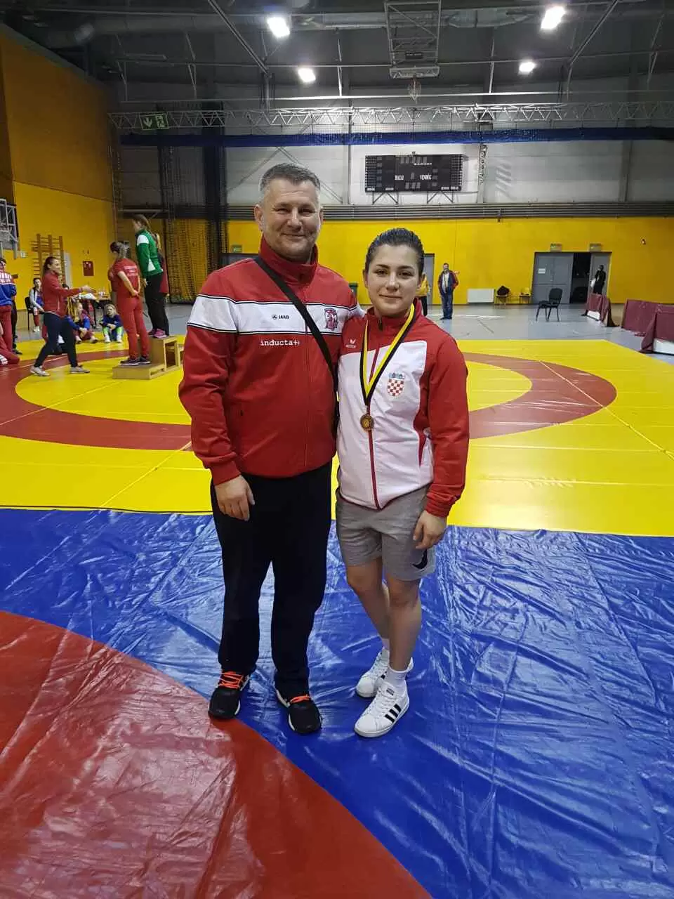U sastavu kadetske reprezentacije Hrvatske, ali pod vodstvom trenera Miroslava Mihalca, protekloga vikenda hrvačica Podravke bila je u Mađarskoj, Budimpešti gdje je nastupila na otvorenom prvenstvu Mađarske. U doista žestokoj konkurenciji od 260 hrvačica, Valentina je odlično odaradila svoj nastup u kategoriji do 60 kilogrma u kojoj je na kraju osvojila odlično treće mjesto. Zabilježila je tri pobjede i jedan poraz s omjerom 36 napavljenih tehničkih bodova i samo 9 bodova koja su napravljena na njoj. Prema riječima trenera Miroslava Mihlaca izuzetno je zadovoljan nastupom na ovako jakom natjecanju, odnosno na natjecanju koje je Mađarima poslužila i kao izlučno natjecanje za sastav njihove kadetske vrste. Uz to Valentina je dobila i poziv trenera njihove reprezentacije da se radi sparinga odazove njihovim završnim pripremama uoči europskog prvenstva koje se ove godine održava u Sarajevu.