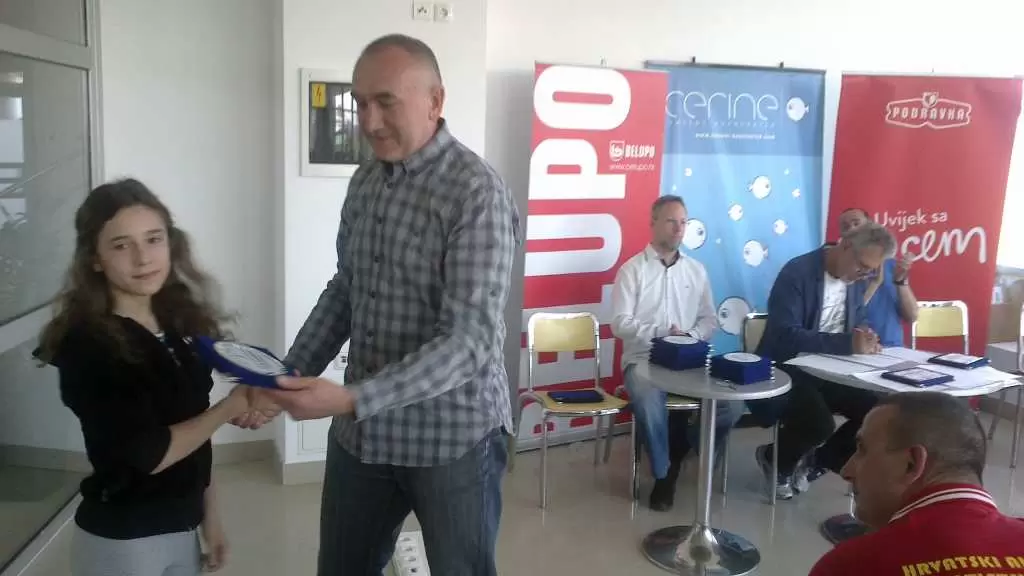 Mladoj atletičarki Anji Slavinić uručeno priznanje za najbolju atletičarku u kategoriji limačica za 2016. godinu