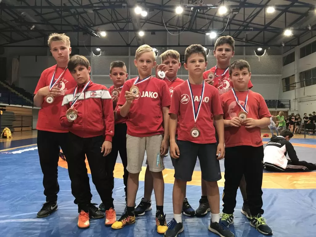 Zlato, tri srebra i četiri bronce za hrvače Podravke u Gospiću